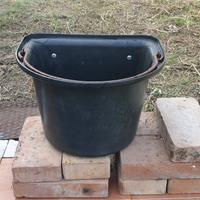 Mangiatoia con staffe, per cavalli