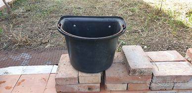 Mangiatoia con staffe, per cavalli