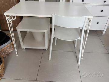 Scrivania con sedia e carrellino con ruote