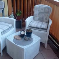 Set 2 sedie e tavolino contenitore bianchi