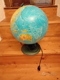 mappamondo con luce