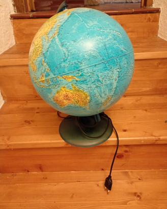 mappamondo con luce