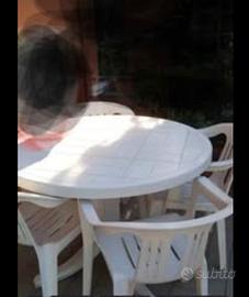 Tavolo da giardino con 4 Sedie Ombrellone e base.