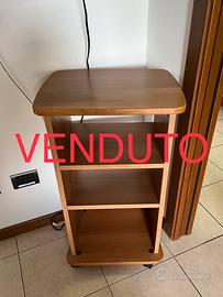 Mobile in legno con ruote