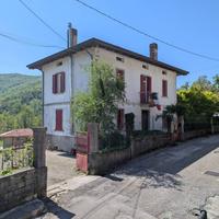 Palazzina trifamiliare con scoperto