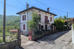 Palazzina trifamiliare con scoperto