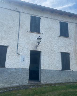 Rustico con accessori e terreno 9 ha - Bardi