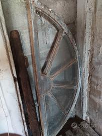 Lunetta antica sopraporta