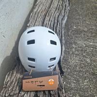 casco, ginocchiere e gomitiere per pattini