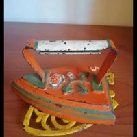 ferro da stiro in ferro dipinto con base lavorata