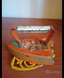 ferro da stiro in ferro dipinto con base lavorata