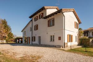 CASALE INTERAMENTE RINNOVATO