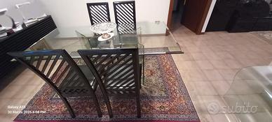 TAVOLO IN CRISTALLO E 4 SEDIE LACCATE