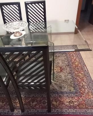 TAVOLO IN CRISTALLO E 4 SEDIE LACCATE