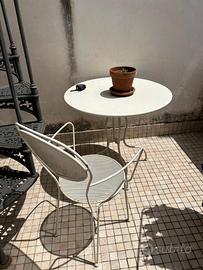 tavolino da giardino con sedia