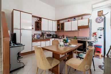 H208 Casa a schiera con ampio garage