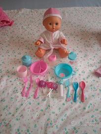Bambola che fa pipì con set pappa