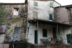 Rustico da ristrutturare Serravalle Varano de M