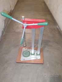 Tappatrice a colonna manuale