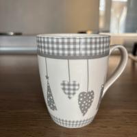 Tazza bianca e grigia natalizia