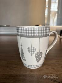 Tazza bianca e grigia natalizia