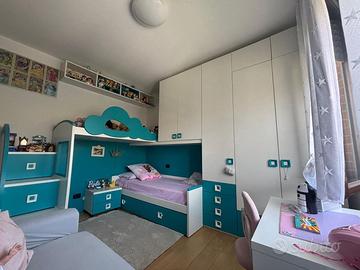 Cameretta bambina salvaspazio con letto a soppalco