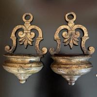 Coppia di acquasantiere da parete in ottone.