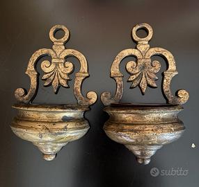 Coppia di acquasantiere da parete in ottone.