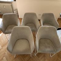 6 sedie a sdraio grigie, una delle quali con rotel