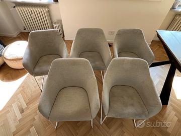 6 sedie a sdraio grigie, una delle quali con rotel