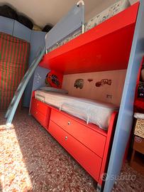 Letto a castello e scrivania con libreria
