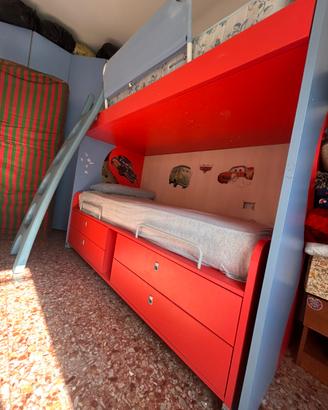 Letto a castello e scrivania con libreria