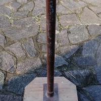 Appoggia tubi in ferro regolabile con base