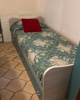 Letto con cassettoni e mobile alto
