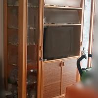 Divano in midollino e vetrinette