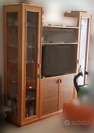 Divano in midollino e vetrinette