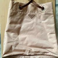 Borsa Prada modello a secchiello in Re-Nylon