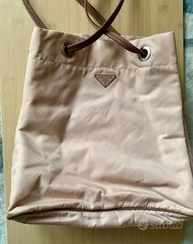 Borsa Prada modello a secchiello in Re-Nylon