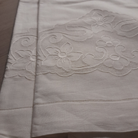 Due asciugamani grandi in lino ricamate