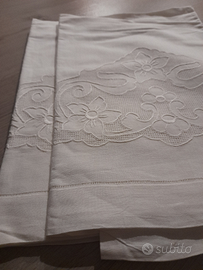 Due asciugamani grandi in lino ricamate