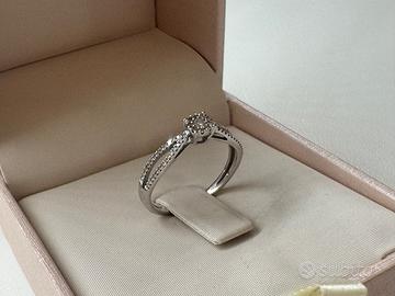 Anello Oro Bianco 9K e Diamante Naturale
