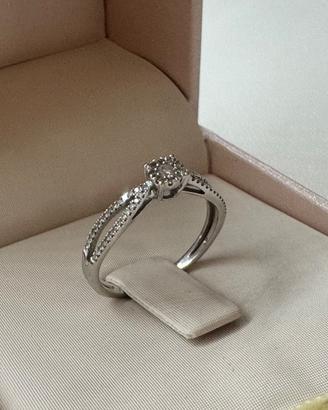 Anello Oro Bianco 9K e Diamante Naturale
