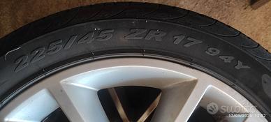 Treno di pneumatici 225/45 R17