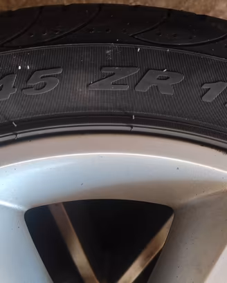 Treno di pneumatici 225/45 R17