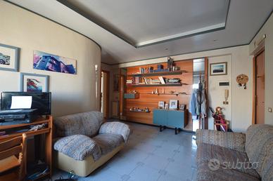 Via la farina - 4 vani, 5° piano con ascensore