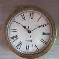 Orologio da parete con nascondiglio per oggetti