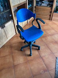 Scrivania con sedia a rotelle
