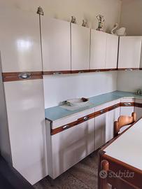 Credenza vintage con tavolo