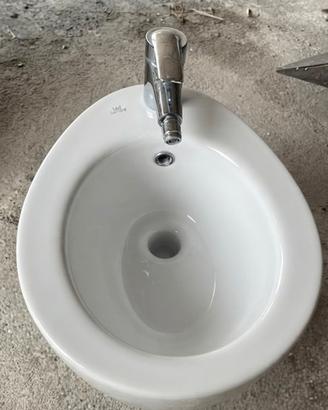 Bidet in ceramica bianca