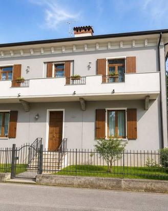 Villa di 400 m² con più di 5 locali e box auto dop
